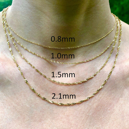 Gold necklaces of different thicknesses